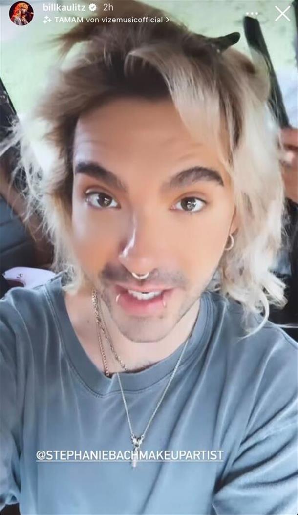 In einer Instagram-Story erzählt Bill Kaulitz, dass das Styling für den Deichbrand-Auftritt schon im Bus startet. Die Band ist spät dran ...