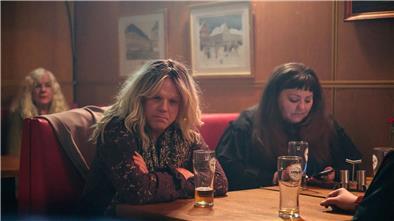 In einer Kneipe freundet sich Berit (Anders Baasmo, l.) mit einer Frau und zwei Männern an, die sich dort regelmäßig an einem Stammtisch treffen. 