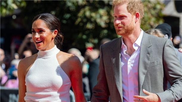 Das laute Schweigen des Palasts - Harry will Krisentreffen In einer Netflix-Dokumentation haben Harry und Meghan schwere Vorwürfe gegen den Palast erhoben.