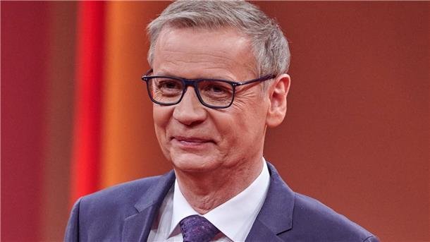 „Mit dem Fuß umgeknickt“: Günther Jauch kommt auf Krücken In einer neuen Folge von „Wer wird Millionär?“ ist Moderator Günther Jauch mit Gehhilfen zu sehen. (Archivbild)