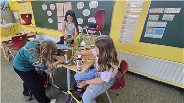 In einer schulischen Kunstförderung bewiesen Schülerinnen und Schüler der 4. Klassen der Oste-Grundschule viel Fantasie, handwerkliches Geschick und Teamgeist.