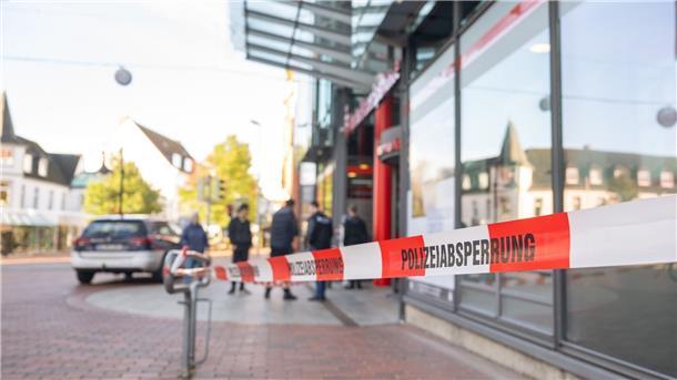 Zwei tote Männer in Sparkassenfiliale gefunden In einer Sparkassenfiliale in Schleswig sind zwei tote Männer gefunden worden.