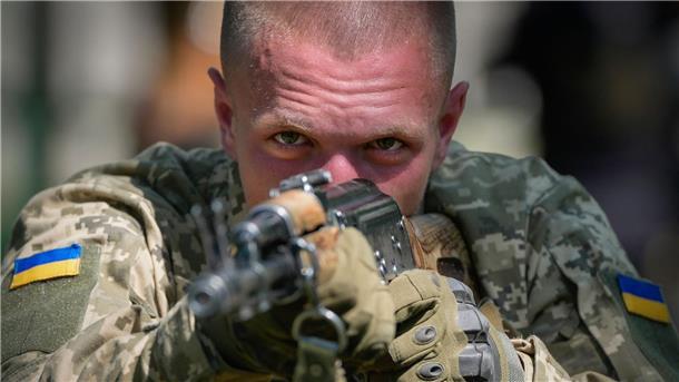 In einer Umfrage, sprachen sich rund 40 Prozent der Befragten für eine Kürzung der Unterstützung der Ukraine aus.