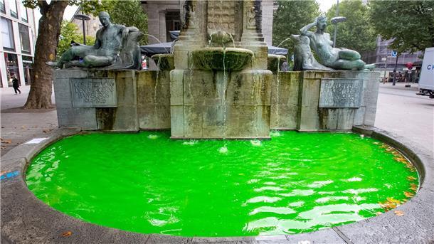 In einigen Brunnen in Hamburg ist das Wasser gerade grün. Klima-Aktivisten haben es aus Protest gefärbt. 