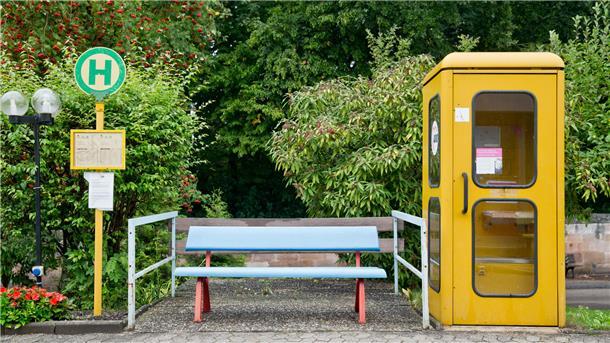 Sie arbeiten nicht mit dem Hier und Jetzt: Demenz erfordert speziellen Umgang für Demenzkranke steht mitten im Park eine Bushaltestell