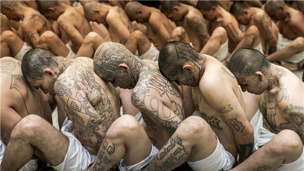 In El Salvador wurden binnen eines Jahres mehr als 65.000 mutmaßliche Bandenmitglieder festgenommen.