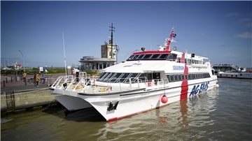 Katamaran Nordlicht vor Anker in Cuxhaven an der "Alten Liebe".