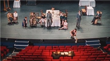 In „Forever Young“ geht es um das Leben einer Truppe junger Schauspieler.