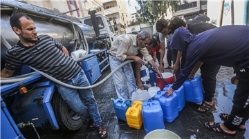 In Gaza-Stadt wird Trinkwasser verteilt. Nach dem Massaker der islamistischen Hamas in Israel bombardiert die Armee des Landes den dicht besidelten Gazastreifen.