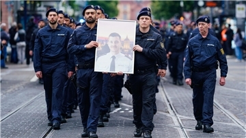 In Gedenken an ihren tödlich verletzten Kollegen Rouven Laur ziehen Polizisten durch die Mannheimer Innenstadt.