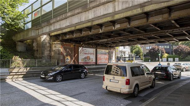 Autos fahren unter einer Brücke hindurch