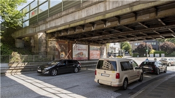 Autos fahren unter einer Brücke hindurch