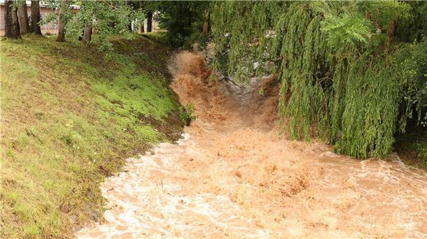 In Gera ist das Flüsschen Wipse zu einem reißenden Strom angeschwollen.