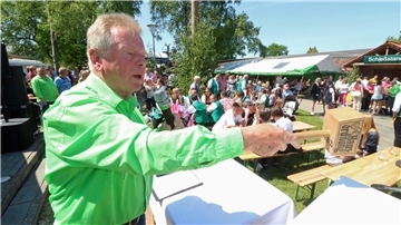 In gewohnt lockerer Weise versteigerte Heinz Bühring mit flotten Sprüchen den Maibaum.