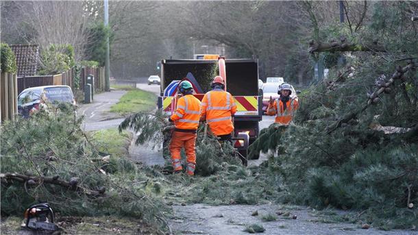 Weiterer Toter nach Sturm Éowyn - Tausende ohne Strom In Großbritannien wütete der Sturm vor allem im Norden.