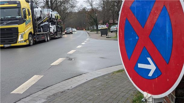 In Hagen weisen an der Blumenstraße Parkverbotsschilder die Autofahrer zurecht.