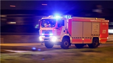 In Hambühren im Landkreis Celle steht eine Entsorgungsanlage für Müll in Flammen. (Symbolbild)