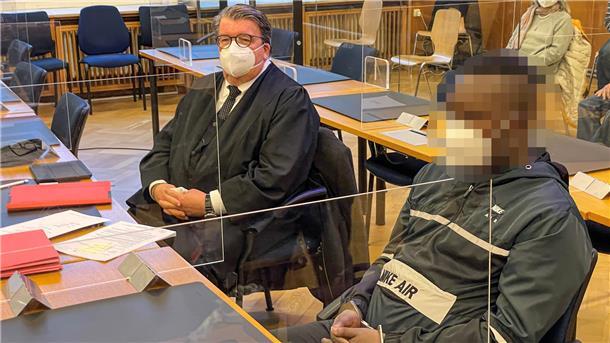 In Handschellen sitzt der 28-jährige Sudanese Soufian A. neben seinem Verteidiger Torsten K. Seyfarth im Schwurgerichtssaal des Landgerichts Stade. A. soll am 1. September 2021 in Sittensen versucht haben, einen Mann umzubringen.