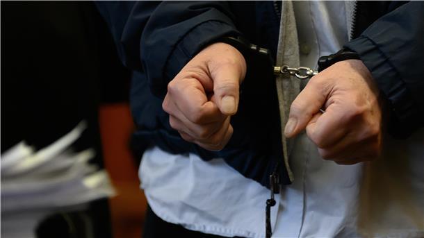 Cuxhavener Messerangriff: Wer stach in der Nacht vor einer Kneipe in Duhnen zu? Symbolfoto Handschellen