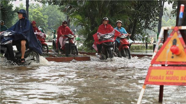 Taifun „Kajiki“: Mehrere Tote in Vietnam und Thailand In Hanoi bahnten sich viele Motorradfahrer ihren Weg durch die Wassermassen.