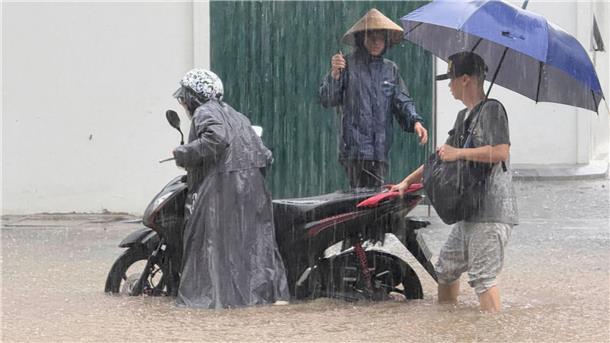 Tote und Schäden durch Taifun „Kajiki“ in Vietnam In Hanoi standen viele Straßen unter Wasser.