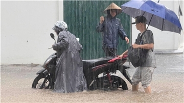 In Hanoi standen viele Straßen unter Wasser.