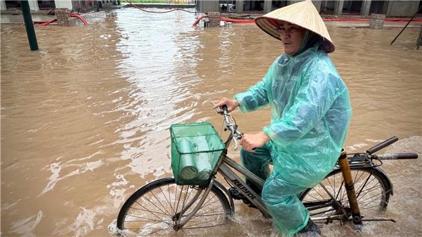 Taifun „Kajiki“: Mehrere Tote in Vietnam und Thailand In Hanoi waren viele Straßen völlig überflutet.