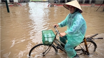 In Hanoi waren viele Straßen völlig überflutet.