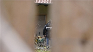 In Hattenhofen in Baden-Württemberg ist ein FDP-Kommunalpolitiker durch mehrere Schüsse verletzt worden.