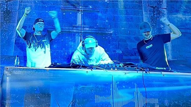 Drei Männer stehen beim Nordenhamer Pulsepeak-Festival im Sommer 2024 an den Mischpulten.