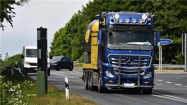 Lkw, Auto und Transporter fahren auf einer Straße. In Hechthausen-Bornberg ist bereits eine Anlage zur Tempomessung installiert worden; wenig später folgte eine Säule bei Neuenwalde an der Autobahn-Abfahrt (Foto). Es werden nicht die letzten Geräte im Kreisgebiet sein. Zwischen 2026 und 2028 soll - unter anderem in Otterndorf - eine weitere Messstation entstehen. 