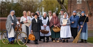 In historischen Kostümen und teils auf Platt machen die Darstellerinnen und Darsteller der Mühle Geschichte lebendig.