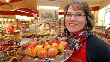 In ihrem Bremer Laden "Süße Ideen" zeigt Confiserie-Expertin Kirsten Hartage, wie schön kolorierte Marzipan-Früchte aussehen können.