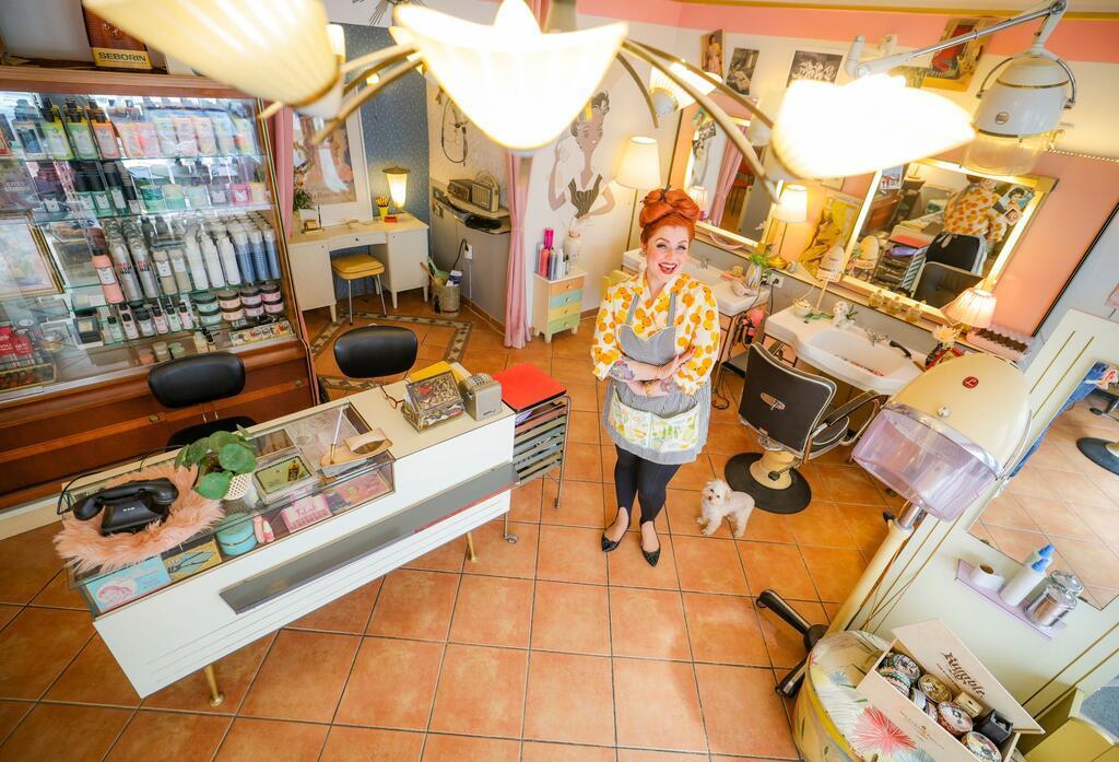 60er-Leben mit Röhrenfernseher und Wählscheibentelefon In ihrem Salon entstehen Frisuren wie in den 60ern.