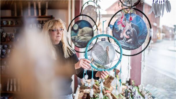In ihrer Hexenwerkstatt in Beverstedt bietet Anja Müller neben Ölen, Kerzen und Rauchmischungen auch Workshops für jedermann an.