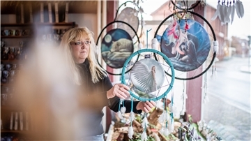 In ihrer Hexenwerkstatt in Beverstedt bietet Anja Müller neben Ölen, Kerzen und Rauchmischungen auch Workshops für jedermann an.