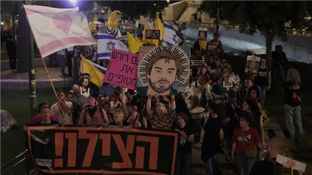 In Israel fordern erneut Tausende Menschen ein Ende des Krieges. 