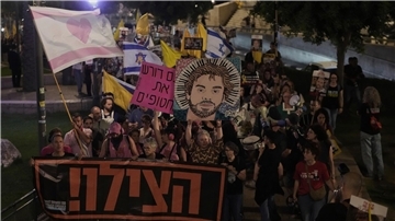 In Israel fordern erneut Tausende Menschen ein Ende des Krieges. 