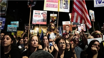 In Israel fordern Zehntausende Menschen die Rückgabe der restlichen toten Geiseln der Hamas. 