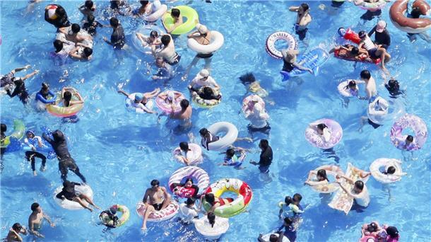 Nicht ohne meine Badekappe - Japans Schwimmbadregeln In Japans Schwimmbädern sind nur Schwimmreifen in Form eines Donuts erlaubt.
