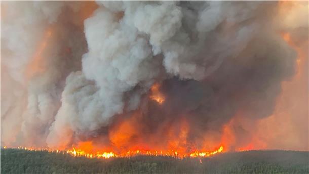 Mit dem Flugzeug vor den Flammen fliehen In Kanada wüten seit Tagen starke Waldbrände.