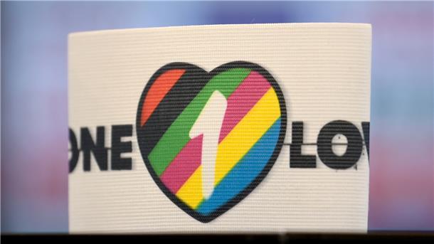 WM-Botschafter überzeugt: Schwulsein ein «geistiger Schaden» In Katar wird der DFB-Kapitän mit der One-Love-Kapitänsbinde auflaufen. Die Regenbogen-Binde bleibt zu Hause. Das sorgte bereits für Kritik.