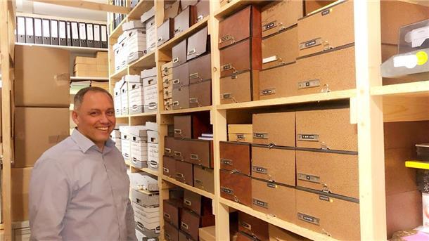 Oliver Horn im Archiv des Gymnasiums