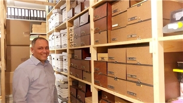 Oliver Horn im Archiv des Gymnasiums