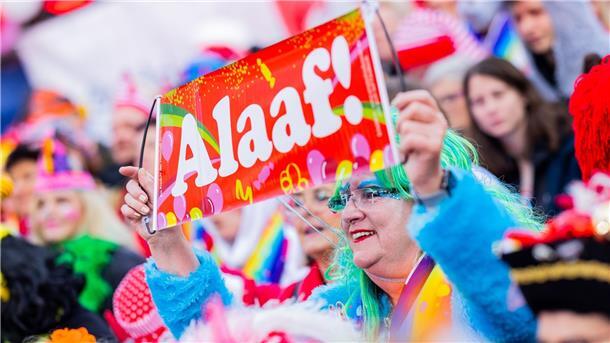 Nach Corona: Massenandrang zum Karnevalsauftakt In Köln feiern Zehntausende Kostümierte ausgelassen auf den Straßen und in den Kneipen.