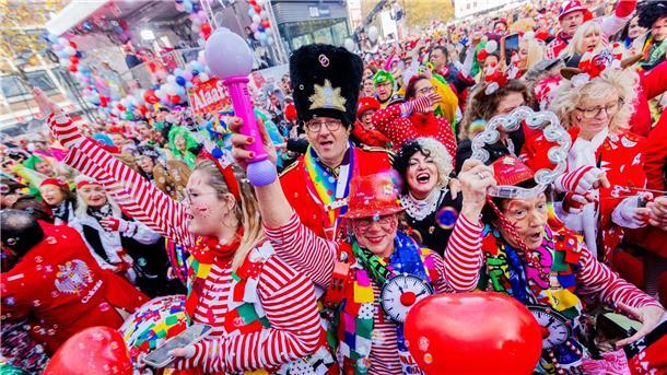 Nach Corona: Massenandrang zum Karnevalsauftakt In Köln ist um 11.11 Uhr die neue Karnevalssession eröffnet worden.