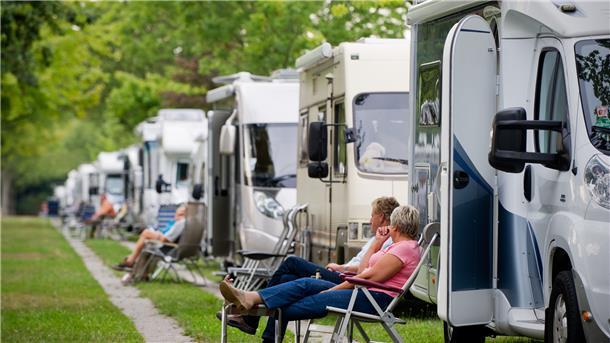 In Krummendeich sind 16 Wohnmobilstellplätze und sechs Plätze für Tiny Houses mitten im Grünen geplant.