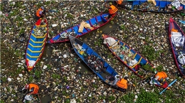 In Ländern wie Indien, wo es oft kein gutes Abfallmanagement gibt, gelangt viel Plastikmüll in die Umwelt.