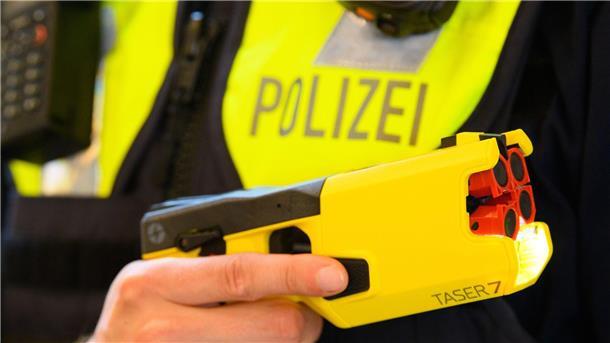 Mann stirbt nach Polizeieinsatz mit Taser In Landstuhl wird ein möglicher Zusammenhang zwischen dem Einsatz der Elektroschockpistole und dem Tod eines Mannes untersucht. (Symbolbild)