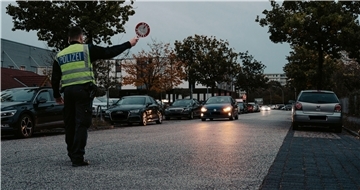 Polizist hält ein Fahrzeug an, um die Beleuchtung zu kontrollieren.